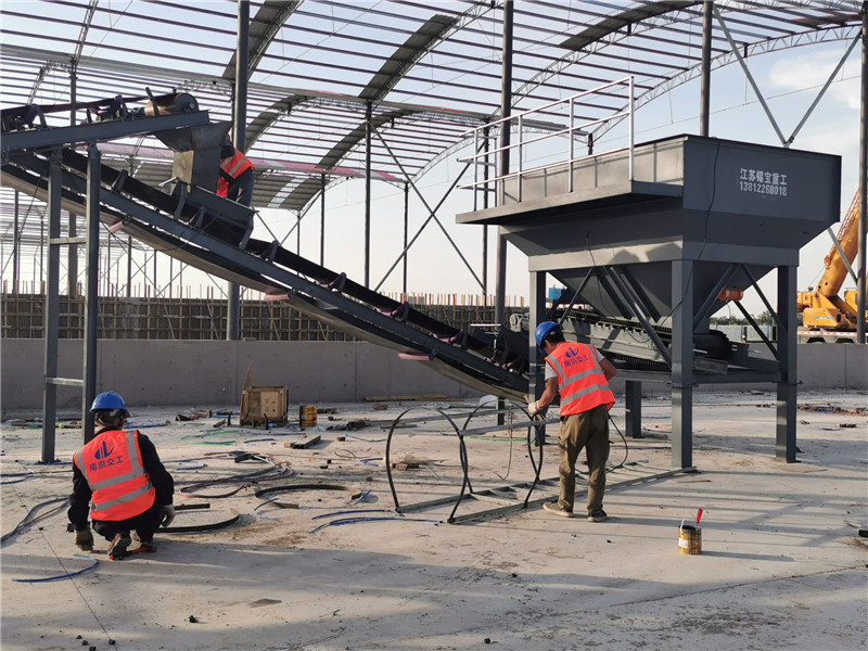 錫寶重工員工們冒著高溫在江蘇淮安客戶現(xiàn)場進行設備安裝(圖6)