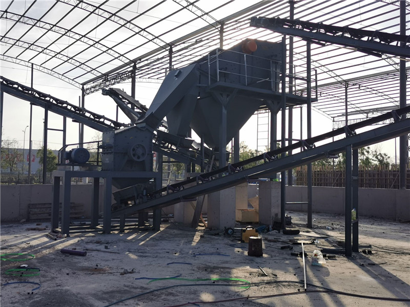 錫寶重工員工們冒著高溫在江蘇淮安客戶現(xiàn)場進行設備安裝(圖4)